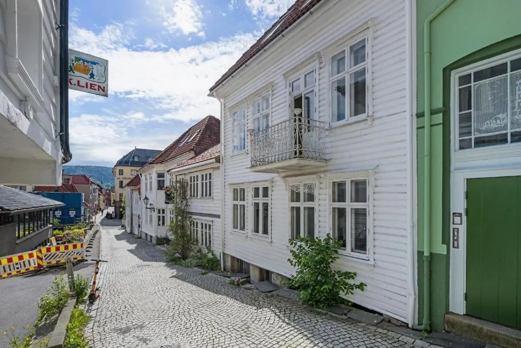 Heimby Homes - Large Top Floor Apartment Bergen